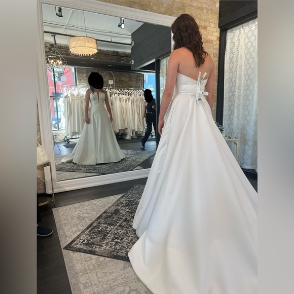 Paloma Blanca 4888 Wedding Dress - NEVER WORN OUTSIDE OF BRIDAL SALON - Picture 4 of 9